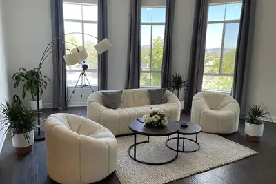 Luxury Modern Penthouse 5 min from Magic Mountain in resort style gated complex