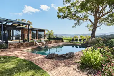 Image de Luxury house with pool, fireplace and stunning Yarra Valley views