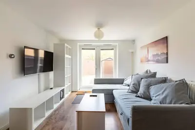 Image de Modern & Stylish 2 Bedroom Apartment! - Ground Floor - Free Parking for 2 Cars
