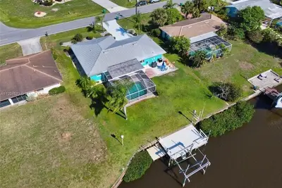 Image de 'Fully Updated and New' Waterfront Pool home with boat lift in paradise