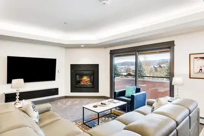 Image de Modern centrally located condo with pool, hot tub, gym & easy walk to lifts