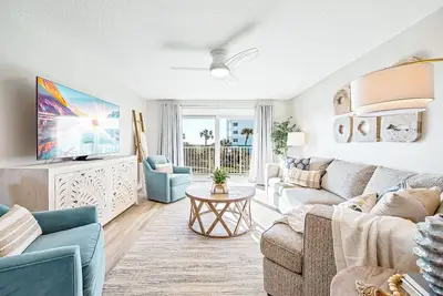 Image de Elegant Coastal-Chic Condo: Pool, Gorgeous Views & Steps to the Pier