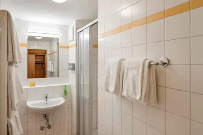 Image de Fünfbettzimmer, Halbpension, Komfort - Jufa Hotel Kaprun