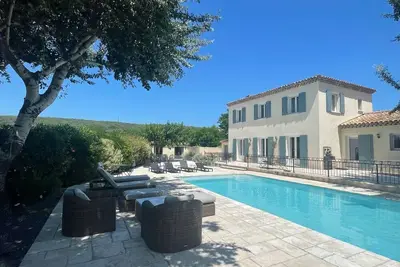 Image de Spacieuse villa lumineuse avec « mazet » indépendant. Charme, confort et calme.