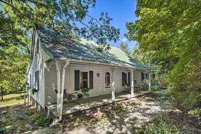 Image de Whimsical Bat Cave Cottage w/ Fire Pit!