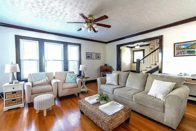 Image de Historic home. New River Gorge + Firepit +Gameroom, sleeps 10