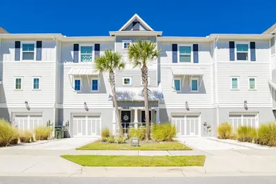 Image de Embrace Paradise: Beautiful Townhome Celebrates The Lost Key Lifestyle!