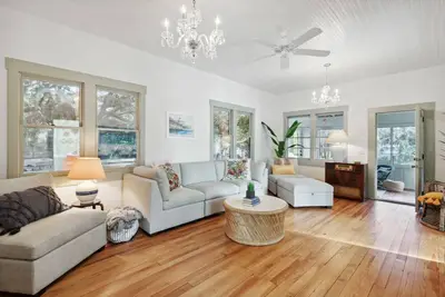 Image de Classic, remodeled beach home 3 blocks from Center, 2 from beach!