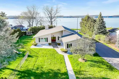 Image de Lakefront home with pool, beach access, central Ac, washer/dryer, & fireplace