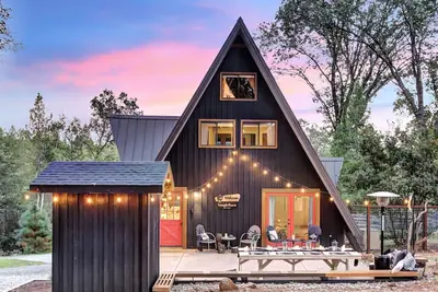 Image de Scenic A-frame - Hot Tub, Basketball Court, Treehouse, Outdoor theater!
