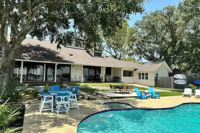 Image de Pelican Bay Estate- A Luxury Waterfront Vacation Home