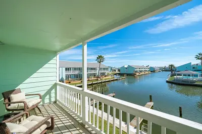 Image de 5 O'clock Somewhere | Pet Friendly, Boat Slip