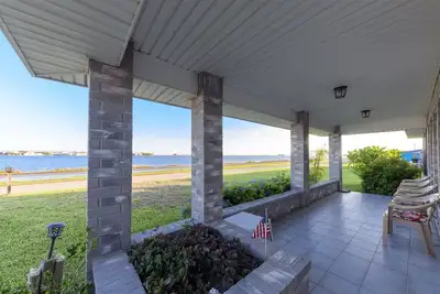 Image de Attitude Adjustment | Beautiful Home + Bay Views!
