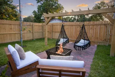 Image de 🌴 Private Cottage ☀️ - Fully Fenced In - King Beds, Brand New, Near Beach