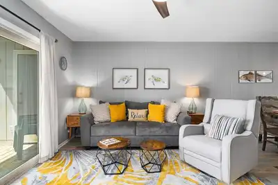 Image de BoHo by the Bay | Pet Friendly + Boat Slip