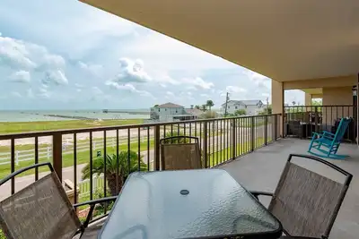 Image de Large balcony that overlooks the bay, pool, and fishing pier!