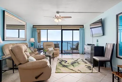 Image de Pier Pleasure | Balcony + Access to Lighted Pier!