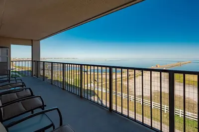 Image de Water's Edge | Balcony + 1000 ft Fishing Pier!
