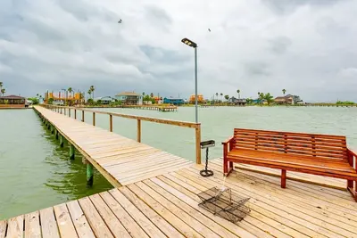 Image de Pier Pressure | Pet Friendly + Private Fishing Pier!