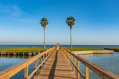 Image de Oma's Place | Lighted Pier and Pool Access!