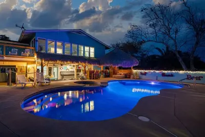 Image de Texas Tiki | Pet Friendly, PrivatePool, Tiki Bar!