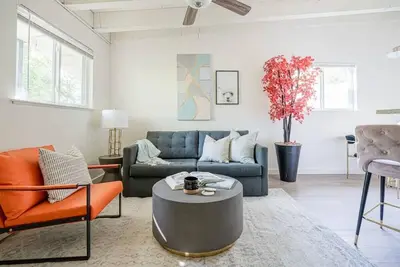 Image de The Modern | New Unit | Central Atx | 55\" Roku Tv