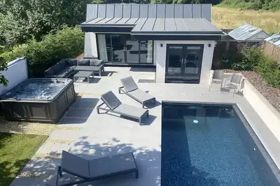 Image de Secluded Pool House with private pool and hot tub.