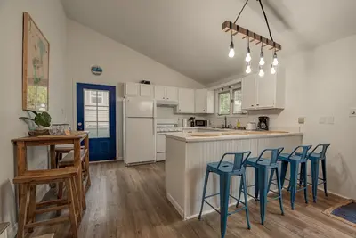Image de Cozy Home, Prime Location, near the lake