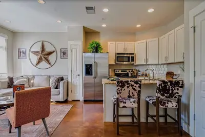 Image de Star Studded - Near Music Row|Free Parking|Private Balcony|Historic Neighborhood