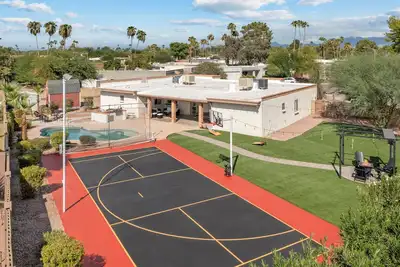 Image de Huge Yard! Heated Pool, Game Room, Sport Court