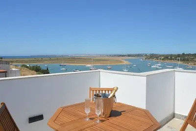 Image de Seaview Townhouse by the riverside in the centre of Alvor (with terrace)