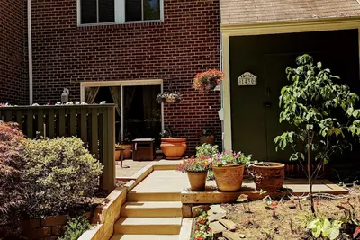 Image de Feel right at home in this spacious 4 Bdrm townhome in Reston, Virginia!