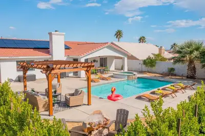 Image de New! Desert Oasis! Large Pool/Spa + Firepit + Gameroom