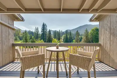 Image de Vintage Golf Course View Condo near Mt. Hood/Skiing