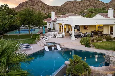Image de Manor Retreat- Sprawling property w/ pickleball, guest house, & gorgeous pool!