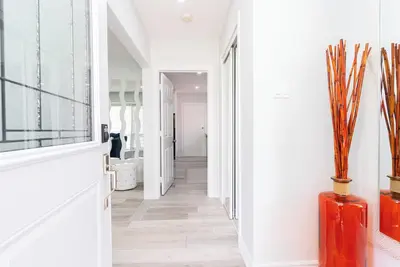 Image de Executive Modern Home with Backyard Oasis close to the Airport