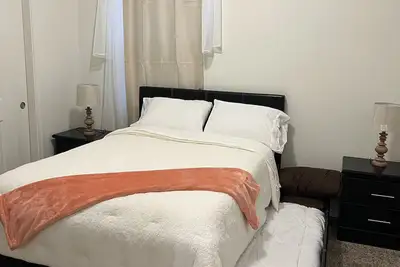 Image de Lovely spacious home, king size bed, fast speed Wi-Fi, large TVs in all rooms