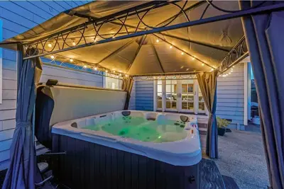 Image de Updated 5 Br house w/ hot tub - 5 min walk to downtown!
