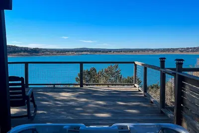 Image de Anchors Away - Lakefront Home w/Hot Tub, Amazing Views, Fire Pit & Huge Deck