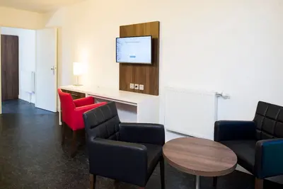 Image de Suite Moderne 100m du Centre|Wifi + Salon Privé