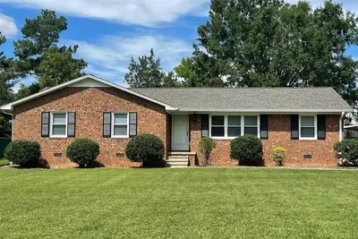 Image de Globally-inspired home in the center of everything