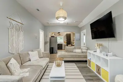 Image de Crown House- Cozy 3br ☀King Bed☀ Walking Trail