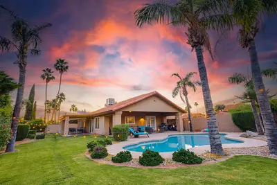 Image de Phoenix Oasis: Pool, Game Room & Prime Location!