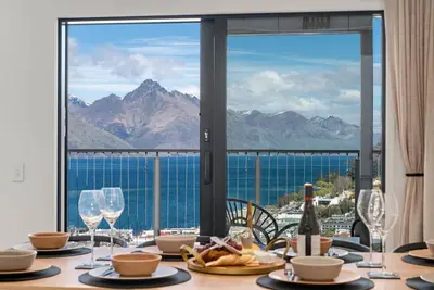 Image de The Luxe Lookout | Qt Cbd 2 Mins, Location Location
