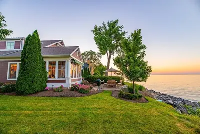 Image de Large Lakefront 6 bedroom Huron home