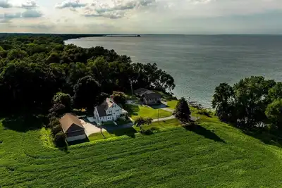 Image de Lakefront 6 bedroom Upscale farmhouse.