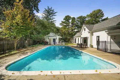 Image de A historical and restful retreat in the heart of Stone Mountain Village
