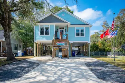 Image de Feelin' Tip Sea: Lovely Coastal Home with Fire Pit on Oak Island, Nc