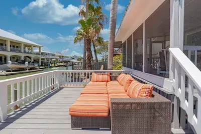 Image de Sea Esta | Pet Friendly, Waterfront, Deck Patio!