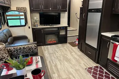 Image de New 2019 Spacious Camper - All Modern Amenities - Fast Wifi